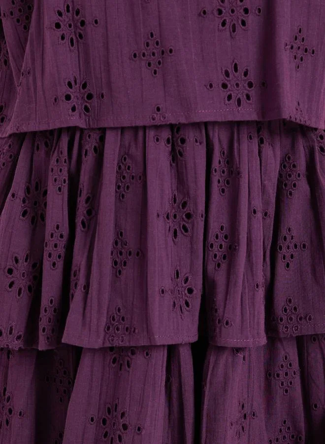 ستايلي فستان بطبقات وأكمام منفوخة وتفاصيل مفرغة